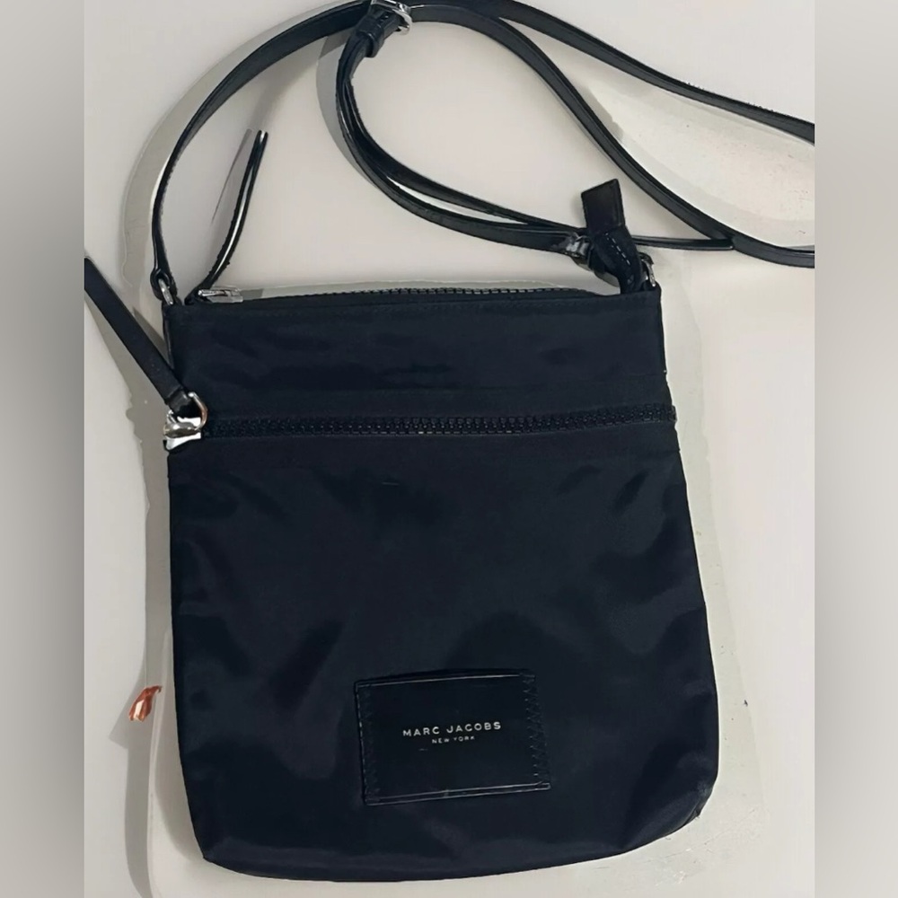 Marc Jacobs Black Classic Lined Outer Zip Pocket Detachable Strap Crossbody